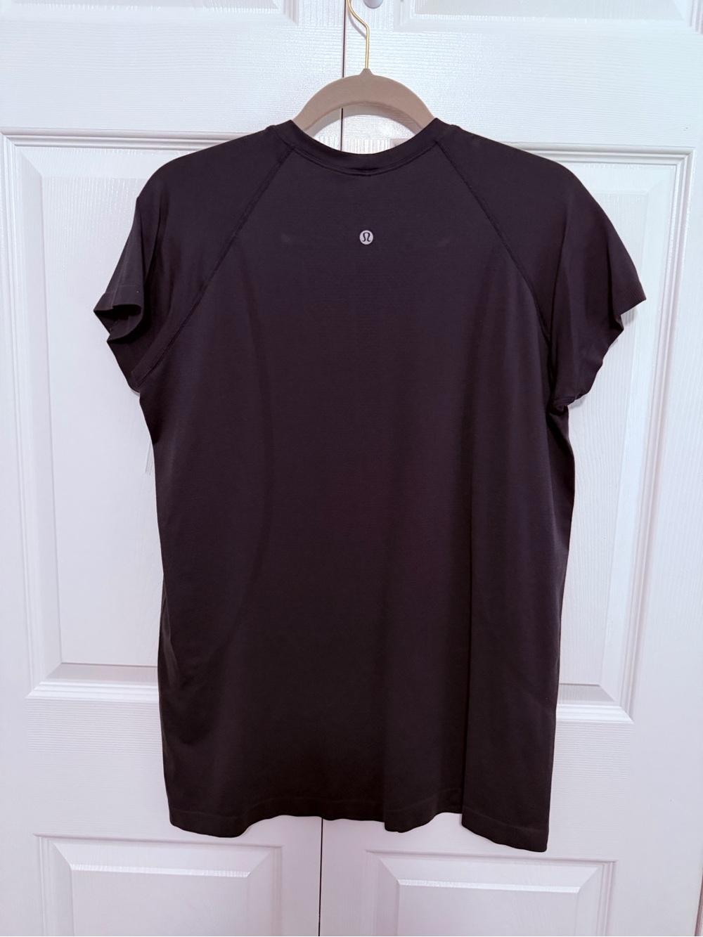 Lululemon Swiftly Tech 2.0 Short Sleeve Shirt Hip Length in Black Size 14 VGUC - Picture 2 of 3